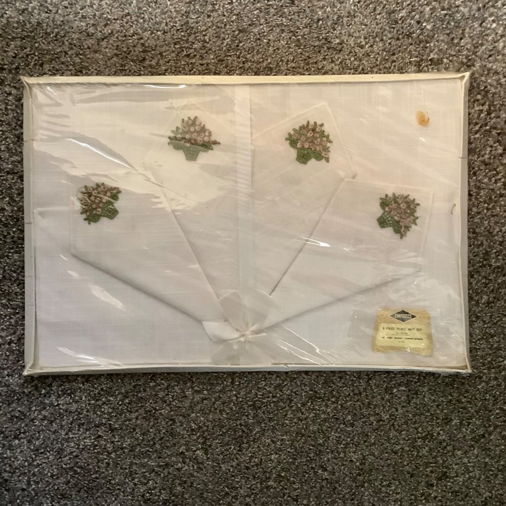 Vtg‎ EMPRESS 8 Piece Place Mat Set Floral Bouquet Rayon 4 Placemat 4 Napkins